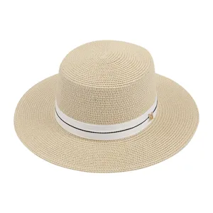 Chapeau de paille femme plat large bord chapeau de soleil elegante ruban blanc et lettre dore.