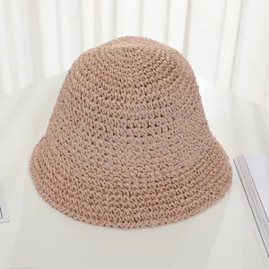 Primo piano dettagliato di un cappello da sole in paglia intrecciata beige.