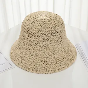 Dettaglio cappello secchiello in paglia di carta intrecciata con trama vuota e forma.
