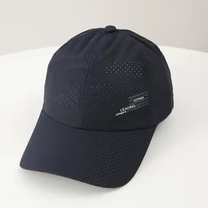 Detailansicht der atmungsaktiven Schnelltrocknenden Baseballkappe mit Textdruck.