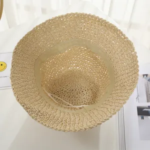 Cappello a secchiello in paglia estiva dettaglio interno, protezione solare traspirante.