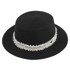 Chapeau de paille plat noir elegant avec ruban a franges blanches pour le soleil d ete.