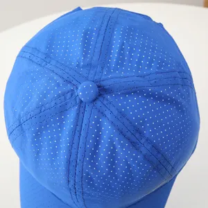Nahaufnahme des atmungsaktiven Mesh-Oberteils einer blauen Sommer-Baseballkappe.