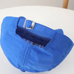 Detailansicht der blauen schnelltrocknenden Kappe mit Schnalle und atmungsaktivem Mesh.