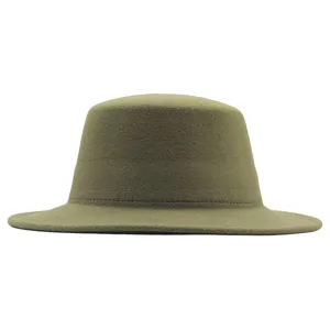 Olivgrüner Wollfilz-Jazzhut Detail, eleganter flacher Rand Modeaccessoire für kalten Winter.