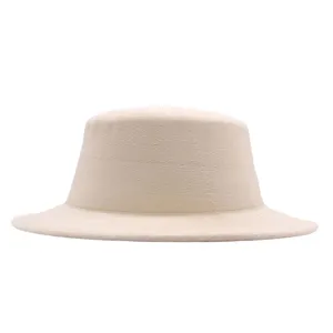 Weißer Wollflachhut Detail, weiche Textur, elegante breite Krempe für Damen Mode.