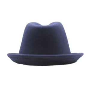 Nahaufnahme der Textur eines dunkelblauen Woll-Fedora-Hutes, klassisches Winter-Jazzhut-Detail.
