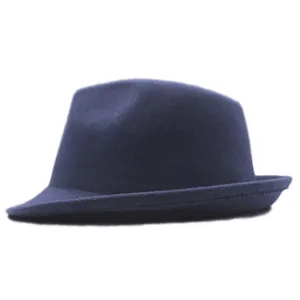 Nahaufnahme Detailansicht des klassischen dunkelblauen Wollfilz-Fedora-Hutes, Herrenstil.