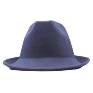 Nahaufnahme des klassischen dunkelblauen Woll-Fedora-Hutes mit weicher Filztextur und Rand.