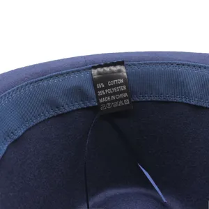 Detailansicht des inneren Waschetiketts eines klassischen Wollfilz-Fedora-Hutes, bequemes Material.