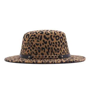 Gedetailleerd overzicht van de stijlvolle luipaardprint wol hoed met ketting en riem.