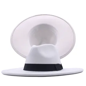 Weißer Woll-Fedora-Hut mit breiter Krempe und schwarzem Band, modisches Herbst-Accessoire.