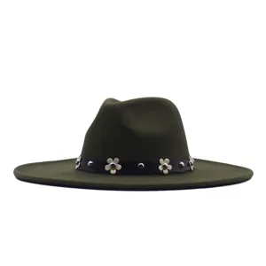 Detailansicht des stilvollen armeegegruenen Wollhut-Fedora mit bluetenfoermigen Nieten.