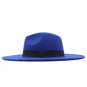 Detailaufnahme des blauen Wollfilz-Fedora-Hutes, breite Krempe, elegant mit schwarzem Band.