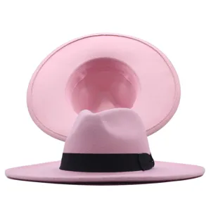 Rosa Breiter Krempe Fedora Hut Detail, elegante Wollfilzkappe mit schwarzem Band stilvoll.