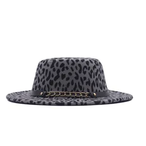 Grijs panterprint wollen hoedje met platte top, Britse retro stijl met decoratieve ketting.