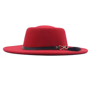 Nahaufnahme des roten Wollfilz-Fedora-Huts mit schwarzem Lederriemen und Quastenakzent.
