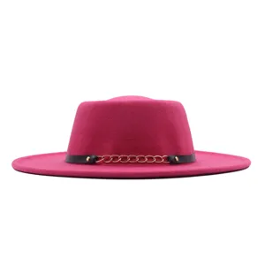 Rosa Wollfilz Fedora Hut mit schwarzem Ledergürtel Kette Detail Damen Winter Jazz Hut