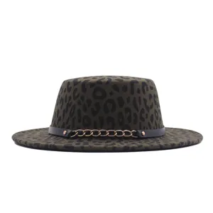 Gedetailleerd overzicht van de vintage panterprint platte wollen fedora hoed met ketting.