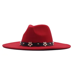 Roter Filzhut mit breiter Krempe, eleganter Jazz Fedora Hut mit schwarzem Gurt, Blumen und Nieten.