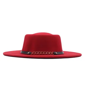Roter Damen Flachkopf Fedora Hut mit schwarzem Lederriemen und goldener Kette Retro Wollfilz