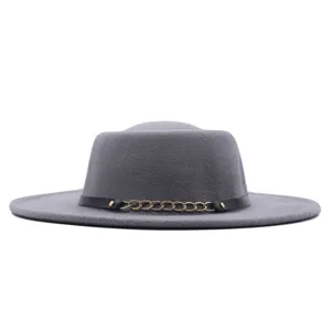 Grauer Wollfilzhut mit flacher Krone, schickem Lederband und Kettendetail für Damen.