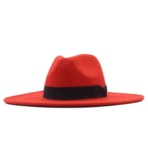 Roter Wollfilz Fedora Hut Detailansicht, stilvoller breitkrempiger Jazzhut mit schwarzem Band.