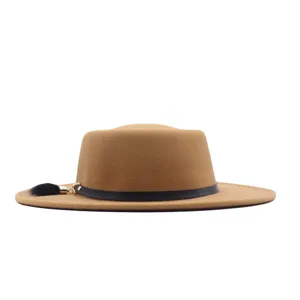 Kamelbrauner Wollfilz Flachkrempen Jazzhut für Damen, schicker Lederriemen mit Quaste.
