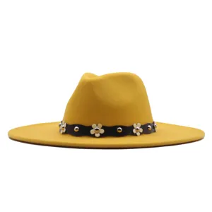 Detailaufnahme eines gelben Wollfilz-Breitkrempenhutes mit schwarzem Blumen-Lederband.