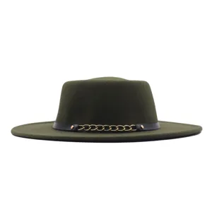 Armeegrüner Wollfilz-Jazzhut Detail, retro flacher Fedora mit Lederketten-Dekoration.