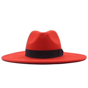 Roter breiter Wollfilz Jazz Fedora Hut Nahaufnahme Detailansicht Herbst Winter Mode.