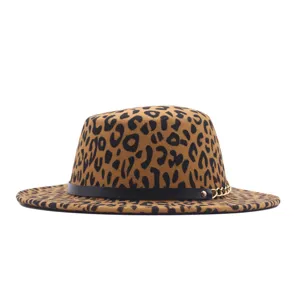 Gedetailleerd overzicht van modieuze panterprint wol platte fedora hoed met ketting.