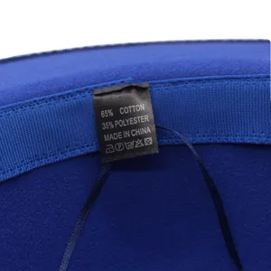 Nahaufnahme des Hutinnenraums mit Materialetikett aus Baumwolle und Polyester.