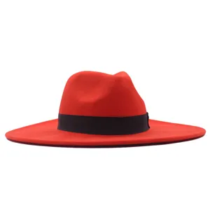 Nahaufnahme Detail des roten Wollbreitrand-Jazz-Fedora-Hutes mit schwarzem Band-Akzent.