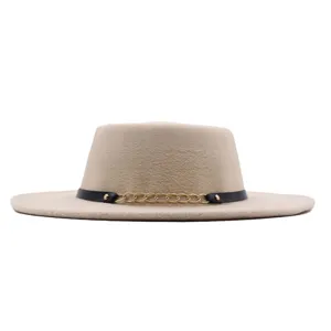 Beige flacher Filzhut mit schwarzem Leder Goldkette Band stylischer Herbst Winter Fedora Damen