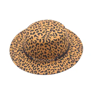Detail luipaardprint platte wollen hoed, vintage Britse stijl fedora met gouden ketting.