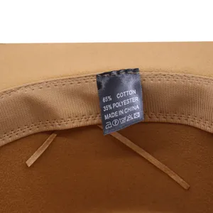 Innenetikett Detailansicht mit Materialzusammensetzung von 65% Baumwolle und 35% Polyester.