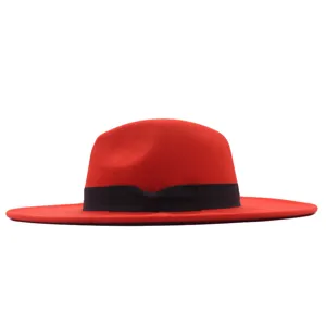 Roter Wollfilzhut mit schwarzem Band, klassischer Breitrand Jazzhut Detailaufnahme.