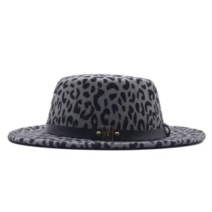 Grauer Leo-Fedorahut mit Lederband und Metall M Logo flacher Jazzhut modische Kappe für Damen