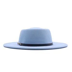 Detailansicht des blauen Wollhutes, der mit einem eleganten schwarzen Gürtel und Kette verziert ist.