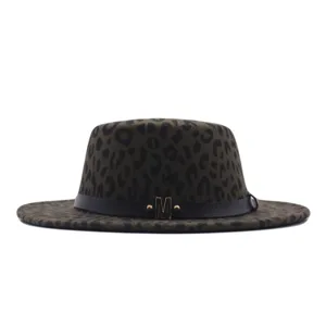 Detailansicht des Leopardenmuster Woll Fedora Hutes mit schwarzem Band und Metall M Logo.
