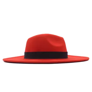 Nahaufnahme des eleganten roten Filzhutes mit einem stilvollen schwarzen Banddetail im Fokus.
