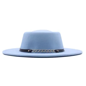 Modischer, hellblauer Fedora Hut mit flacher Krone, Lederband und goldener Kette.