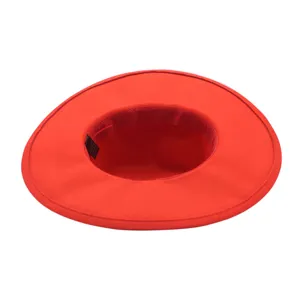 Detailansicht des eleganten roten Woll Breitrand Jazz Hutes mit feinem Innenfutter und Rand.