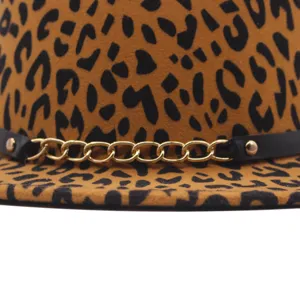 Luipaardprint fedora hoed detail close-up, herfst winter Britse stijl wollen hoed met ketting.