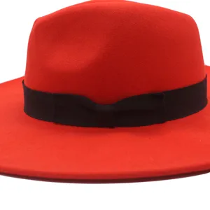 Roter Wollhut mit breiter Krempe und schwarzem Band, eleganter Vintage Jazz Hut Detailansicht.