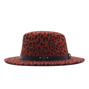 Nahaufnahme Detail des Leopardenmuster Woll Fedora Hutes mit Lederband und Metall M Logo.