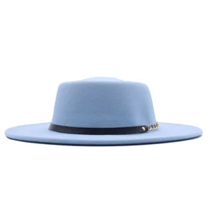 Hellblauer Wollfilz-Fedora-Hat mit schwarzem Lederriemen und goldener Kettendetail.