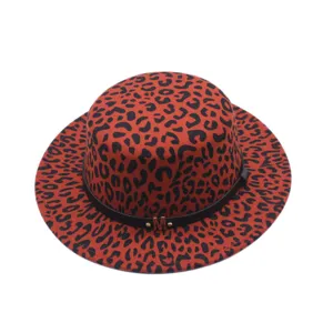 Roter Leopardenmuster flacher Hut mit schwarzem Gurt und Metall M Logo für Damen und Herren.