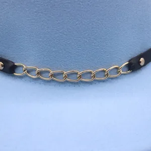 Detailansicht des hellblauen Woll-Fedora-Hutes mit Lederriemen und Goldkettenakzent.